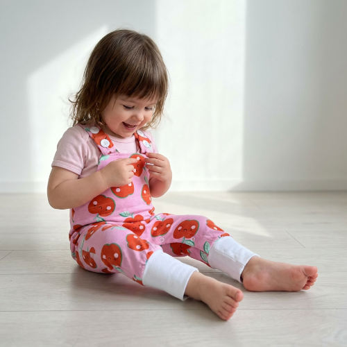 Állítható méretű almás kantáros gyerek nadrág